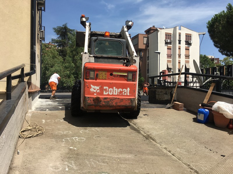 Pavimenti e rivestimenti in ceramica - marmo - linoleum - parquet - resine industriali e di arredo